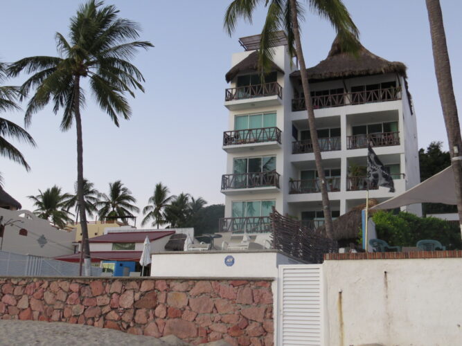 Gate to the beach - Right side